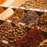 A vibraEloisa markkina-astioiden tarjonta, jossa on esillä erilaisia ​​mausteita, kuten pekaanipähkinää.