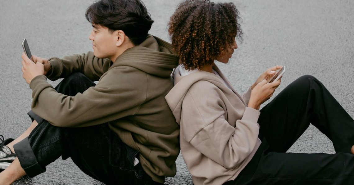 Alzheimerin tauti - Uutta tietoa Alzheimerin taudista: Roturajat ylittävä geneettinen löydös avaa ovia hoitokeinoille