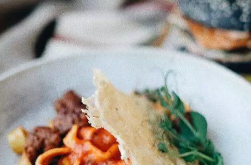 Ruokaohjeet - Luo Mausteisia Lihapullia Yhdessä Astiassa – Helppo ja Herkullinen Resepti